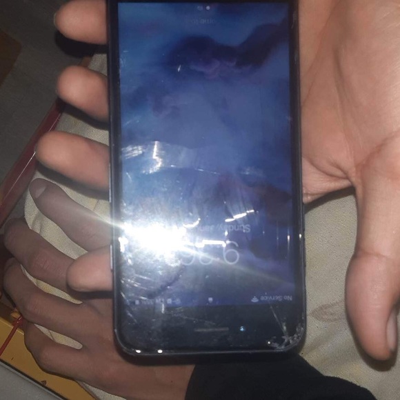 iPhone 7 with noise canceling headphones - Picture 3 of 6